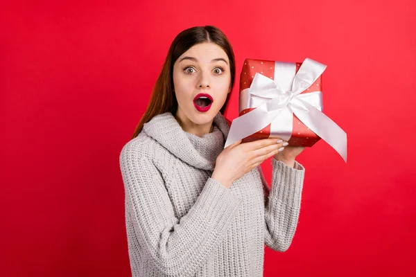 Bastante foxy dama con gran caja de regalo preguntándose qué interior desgaste jersey de punto aislado fondo rojo —  Fotos de Stock