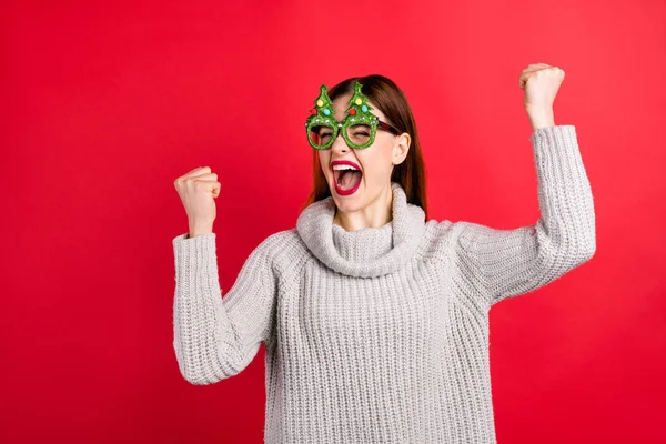 Дивовижна дама зустрічає гостей, які кричать про щастя носити різдвяні деталі та в'язаний светр ізольований червоний фон — стокове фото