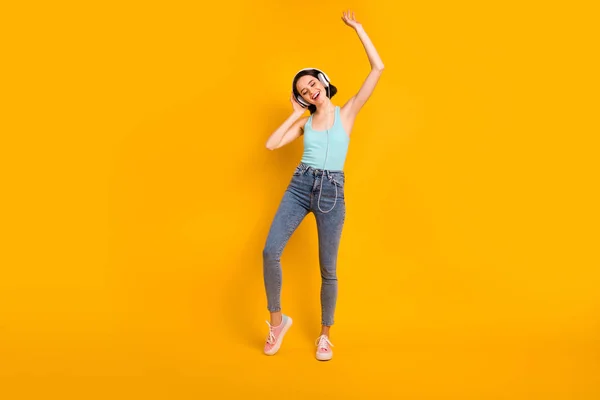 Lunghezza completa dimensioni del corpo foto di tendenza allegra bella ragazza dolce indossare jeans denim danza mentre isolato con sfondo giallo — Foto Stock
