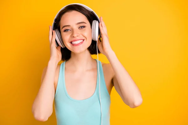 Foto av charmig fascinerande söt trevlig glad flickvän har fördjupas i världen av musik medan isolerade med gul bakgrund — Stockfoto