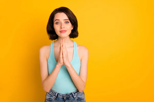 Foto de agradável bonito encantador menina bonita fascinante implorando-lhe para ver sua ganga jeans enquanto isolado com fundo amarelo — Fotografia de Stock