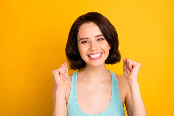 Foto de chica bastante dulce que evidentemente ganó algunos concursos mientras estaba aislada con fondo amarillo — Foto de Stock