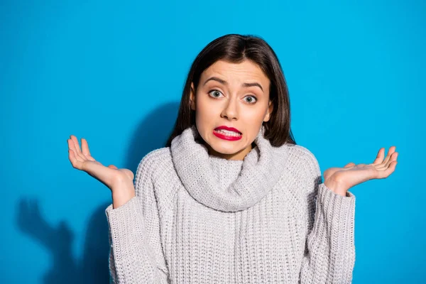 Linda dama escuchando padres culpando a desgaste jersey de punto aislado fondo azul —  Fotos de Stock