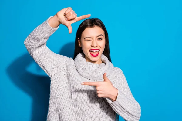 Bonita senhora segurando dedos como foto câmera criativo ocupação desgaste tricotado pulôver isolado azul fundo — Fotografia de Stock