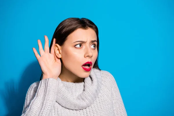 Nahaufnahme Foto der hübschen Dame hören konzentriert Gerüchte tragen Strickpullover isoliert blauen Hintergrund — Stockfoto