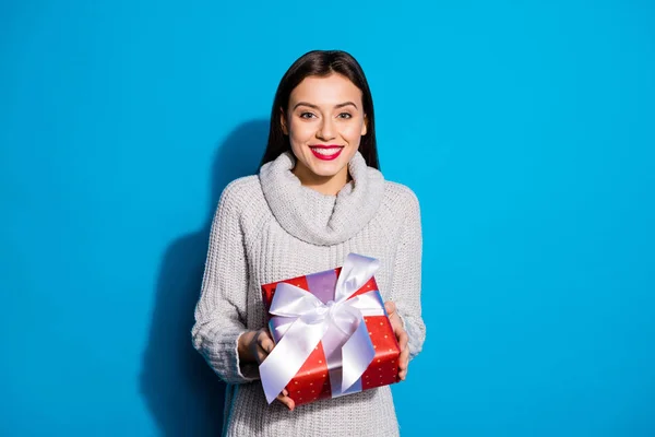 Petty lady tomando grandes regalos rojos desgaste jersey de punto aislado fondo azul —  Fotos de Stock