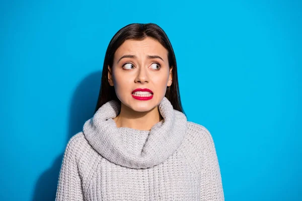 Foto einer verängstigten Frau, die ihrem Lehrer die Schuld gibt, trägt einen warmen Strickpullover mit isoliertem blauem Hintergrund — Stockfoto