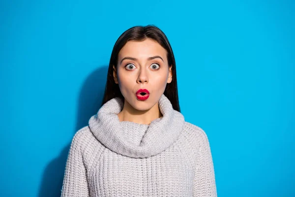 Foto di signora spaventata ascolto cattive notizie indossare caldo pullover a maglia isolato sfondo blu — Foto Stock