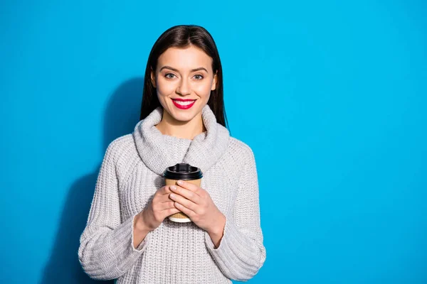 Retrato de pessoa adorável bonito segurando bebida quente americano sorrindo isolado sobre fundo azul — Fotografia de Stock