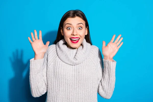 Retrato de linda senhora bonito gritando gritando vestindo camisola cinza isolado sobre fundo azul — Fotografia de Stock