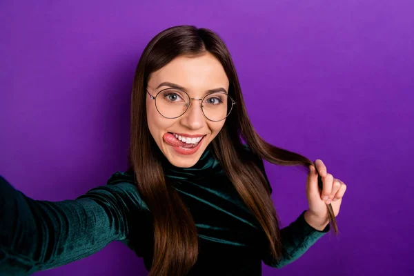 De cerca la foto de la linda dama tocándose el pelo haciendo caras con gafas gafas gafas aisladas sobre fondo violeta púrpura — Foto de Stock