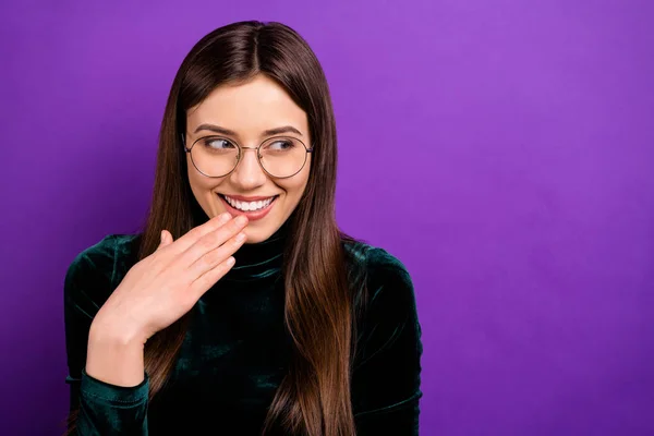 De cerca la foto de excitada encantadora adolescente riendo mirando con gafas gafas gafas aisladas sobre fondo violeta púrpura —  Fotos de Stock