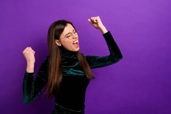 Portret van verrukt dame het verhogen van haar handen vuisten schreeuwen ja dragen brillen brillen geïsoleerd over paarse Violet achtergrond — Stockfoto