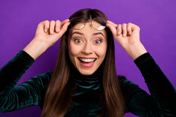 Foto de cerca de la juventud asombrada tocando sus gafas gafas gritando gritando aislado sobre el fondo violeta púrpura —  Fotos de Stock