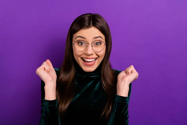 Retrato de impressionado bonito menina gritando levantando punhos vestindo óculos óculos isolados sobre roxo violeta fundo — Fotografia de Stock