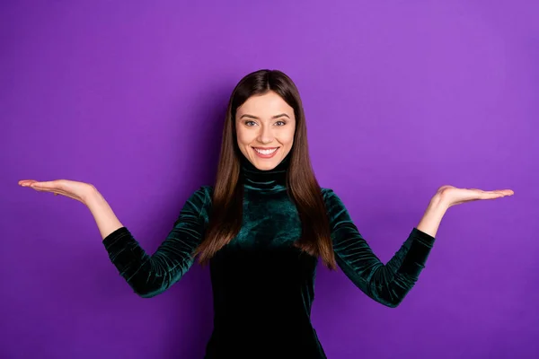 Retrato de jóvenes alegres tomados de la mano sonriendo a la cámara aislada sobre fondo violeta púrpura — Foto de Stock