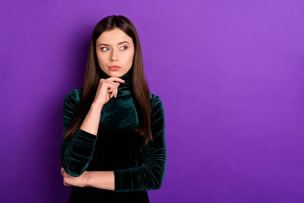 Retrato de senhora focada tocando seu olhar queixo tendo pensamentos vestindo gola preta isolada sobre fundo violeta roxo — Fotografia de Stock