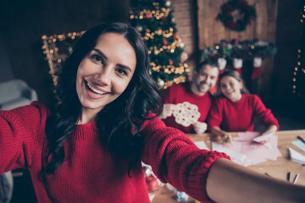 Yeni yıl arifesinde ailesini vuran kırmızı kazak giyen okul kız insanlar ile genç güzel sevimli sevimli anne fotoğraf gülümseyen rahat konfor Otoportre — Stok fotoğraf