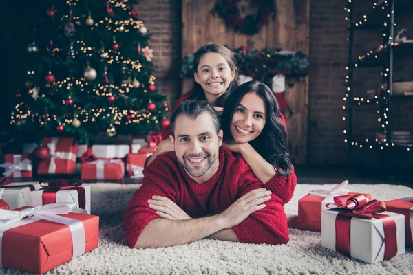 Foto van vrolijke optimistische vriendelijke familie mensen mama papa schoolmeisje het dragen van rode truien toothily glimlachend binnenshuis vieren kerst samen — Stockfoto