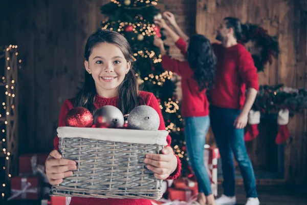 Portret van Nice aantrekkelijke vrolijke dromerige Preteen meisje familie moeder Papa versieren Fir Tree Fairy aangepaste december vakantie wintertijd in industriële Loft hout bakstenen stijl interieur binnenshuis — Stockfoto