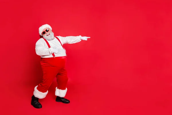 Volledige lichaam foto van Comic Bully vet overgewicht Kerstman met grappige grote buik punt op verliezer Laugh Wear overalls bretels hebben stijlvolle trendy stijl brillen geïsoleerd over rode achtergrond — Stockfoto