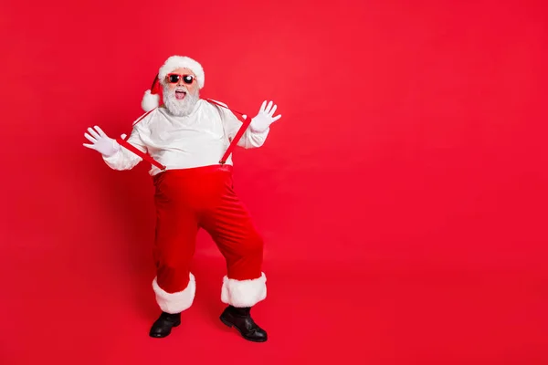 Pełne zdjęcie ciała wesoły gruby z nadwagą Święty Mikołaj ze śmiesznym brzuchem brzucha śmiać się w stylu modne okulary na białym tle na czerwono — Zdjęcie stockowe