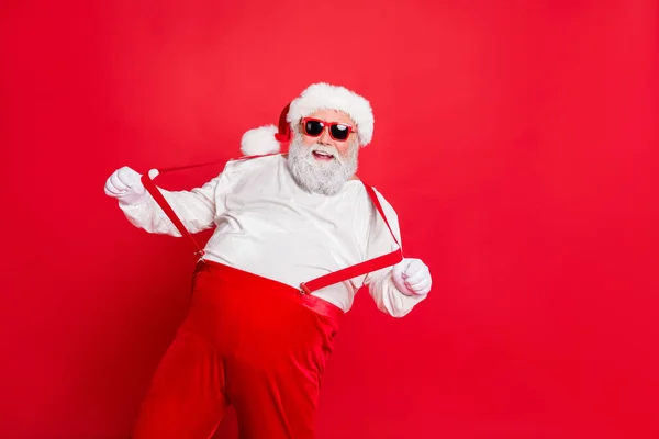 Ho-ho-ho Stechpalme fröhlich noel. Foto von fröhlich lachenden Großvater Ziehen Halten Prahlerei Hosenträger auf Spaß Spaß am Urlaubswochenende isoliert hell Hintergrund — Stockfoto