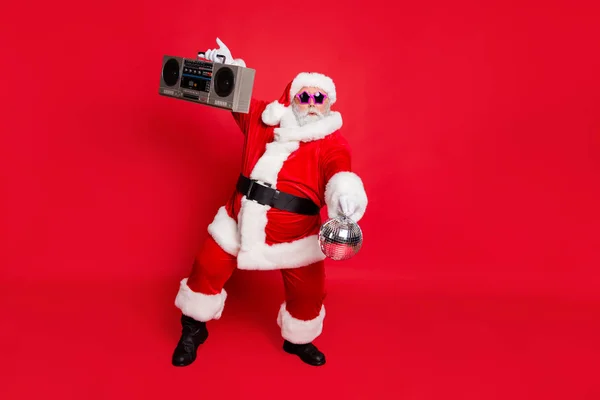 Pełna długość zdjęcie cute Santa Claus dźwięk w stylu boomu boom na taniec piłka na stronie Noel nosić okulary okulary kapelusz na białym tle na czerwono — Zdjęcie stockowe