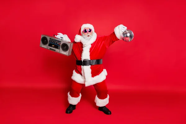 Pełne zdjęcie ciała beztroki nieostrożne głuchych dziki gwiazda tancerz tańczy zabawy fajny Święty Mikołaj cieszyć się wakacje czas na białym tle — Zdjęcie stockowe