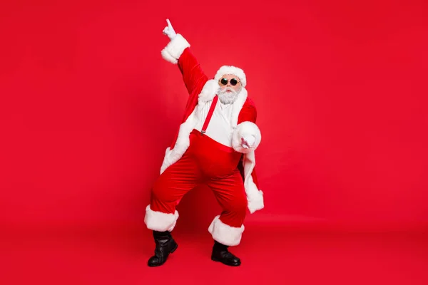 Fotka z velké velikosti s nadváhou Santa Claus s velkým břišním ve stylu tanečního tance zvednout ruku styl stylové módní trenýry kalhoty izolované přes červené pozadí — Stock fotografie