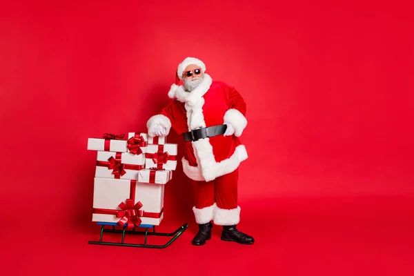 Full length body size view of generous kind cheerful funky fat overweight plump gray-haired bearded man carrying cool purchases good tradition isolated over bright vivid shine red background — Stock Photo, Image