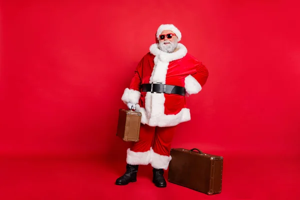 Longitud completa cuerpo tamaño vista de su alegre alegre alegre confiado funky grasa gorda gorda de pelo gris barbudo hombre turista viajero bolsa de transporte aislado sobre brillante brillante brillo rojo fondo — Foto de Stock