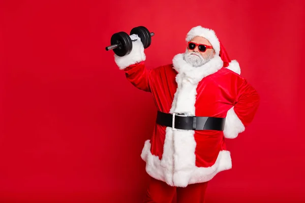 Porträtt av hans han fina attraktiva fett övervägs skäggiga Santa arbetande ute skivstång fysisk träning träning kalorier diet regim isolerade över ljusa levande lysa röd bakgrund — Stockfoto