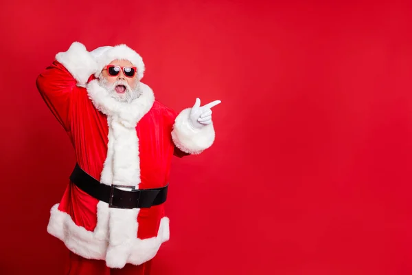 肖像他，他漂亮的有吸引力的欢快的快乐高兴惊呆了胡子圣诞老人显示广告广告复制空间礼物惊喜孤立在明亮的生动闪耀的红色背景 — 图库照片