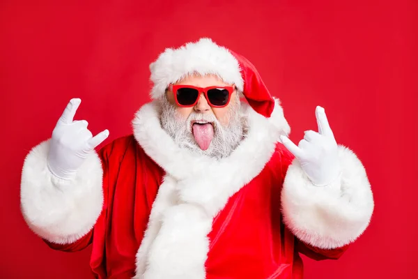 Primo piano ritratto della sua bella attraente positivo giocoso barbuto Santa divertirsi tempo libero mostrando corna simbolo segno heavy metal fest isolato su luminoso vivido brillare sfondo rosso — Foto Stock