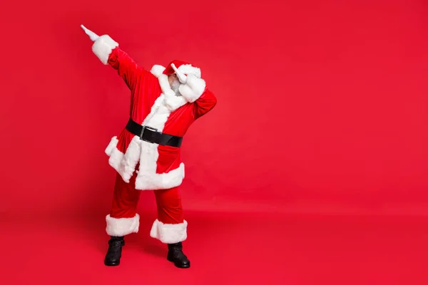 Pleine longueur vue de la taille de son il il graisse insouciante en surpoids dodu homme barbu aux cheveux gris St-Nicolas avoir plaisir occasion de Noël isolé sur fond rouge vif brillant — Photo