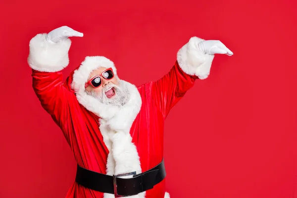 Onun o güzel çekici neşeli neşeli mutlu dikkatsiz sakallı Santa eğlenceli peri eve noel kutlama parlak canlı parlaklık kırmızı arka plan üzerinde izole sahip Portresi — Stok fotoğraf
