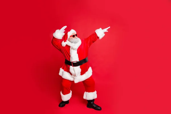 Longitud completa cuerpo tamaño vista de su él hombre barbudo de pelo gris San Nicolás 25 Diciembre acebo alegre ocasión invierno divertirse aislado sobre brillante brillante brillo fondo rojo —  Fotos de Stock