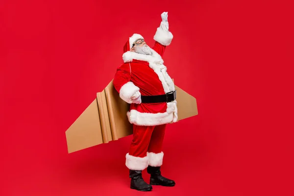 准备设置去。全长照片的灰色头发时髦的时髦超级圣诞老人在护目镜开始他的倒计时仙女飞行飞戴帽子帽子裤子皮带隔离在红色背景 — 图库照片
