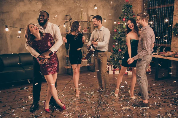 Foto de larga duración de la encantadora pareja de baile y compañeros de juego cantar en el karaoke disfrutar de la fiesta de Navidad x-mas vacaciones en casa en el interior — Foto de Stock
