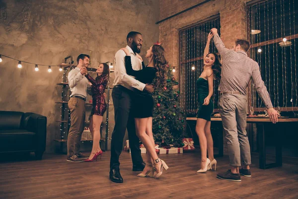 Volledige lengte foto van mooie Fellows Dance vieren kerstfeest x-mas vakantie in huis met Nieuwjaar verlichting verlichting binnenshuis — Stockfoto