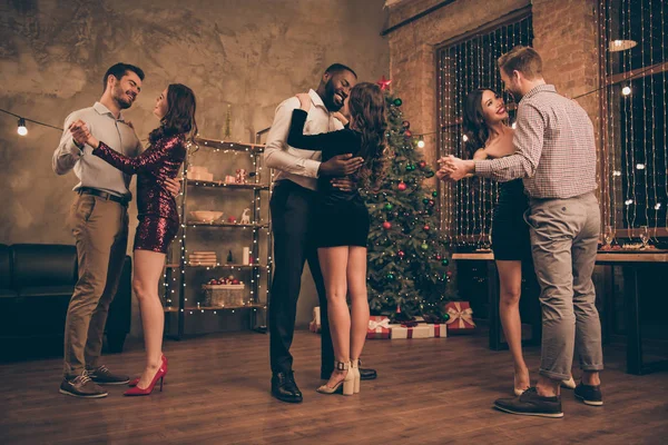 ロマンチックな踊る素敵な男性と女性のフルボディ写真は、屋内で新年のイルミネーションライトと家の中でクリスマスパーティーX-masの休日を祝います — ストック写真