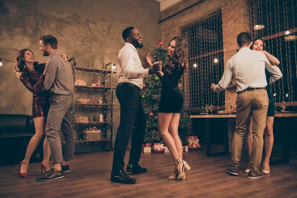 欢快的多国研究员跳舞的全身照片享受迪斯科圣诞派对x-mas假期在室内新年灯 — 图库照片