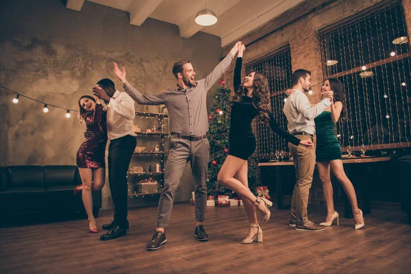 Volledige lengte foto van vrolijke minnaar dans hebben Kersttijd x-mas partij in huis met Nieuwjaar Lights binnenshuis — Stockfoto