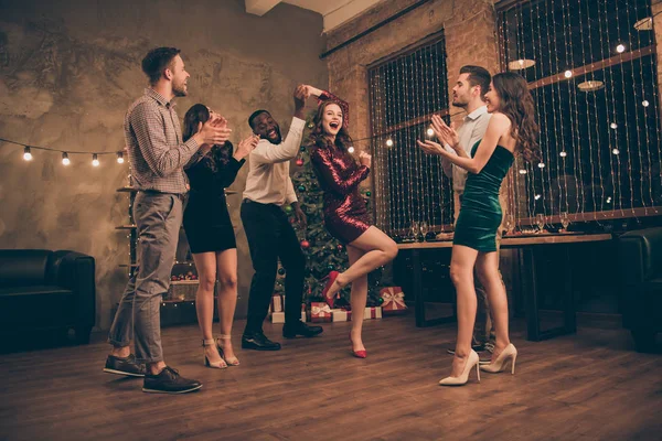 Volledige lichaam foto van vrolijke man en vrouw dansen genieten van kerstfeest x-mas vakantie dragen jurk hoge hakken wit geruite overhemd broek in huis met Nieuwjaar verlichting binnenshuis — Stockfoto