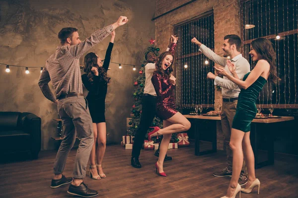 Volledige lengte foto van mooie jongens en dames met plezier dansen op Kerstmis x-mas partij in huis binnenshuis — Stockfoto