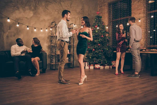 매력적인 커플의 초상화는 실내 조명 조명의 전체 로프트에서 축하 X-마스 파티 크리스마스 휴가를 축하 샴페인 응원을 개최 — 스톡 사진