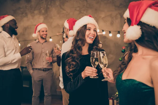 Achterzijde close-up foto van vrolijke vrouwen mannen houden Champagne Cheers geven toast vieren Kersttijd op x-mas partij in huis binnenshuis — Stockfoto