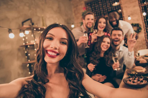 Zbliżenie zdjęcie wesoły Miłośnicy świętować Boże Narodzenie party zrobić selfie zebrać wokół stołu z ucztą w domu pełnym świateł nowyroku w pomieszczeniu — Zdjęcie stockowe