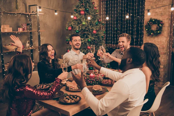 Portret van mooie aantrekkelijke prachtige mooie slimme stijlvolle vrolijke vrolijke extatisch dolblij blij positieve jongens met plezier feliciteren Fairy nacht middernacht in ingerichte huis kamer — Stockfoto